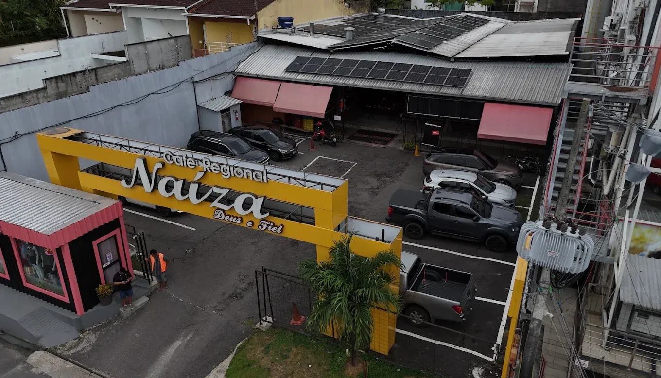 Vista de cima da entrada do Naíza, com o pórtico amarelo do Café Regional Naíza